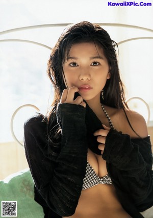 A woman with long brown hair posing for a picture.